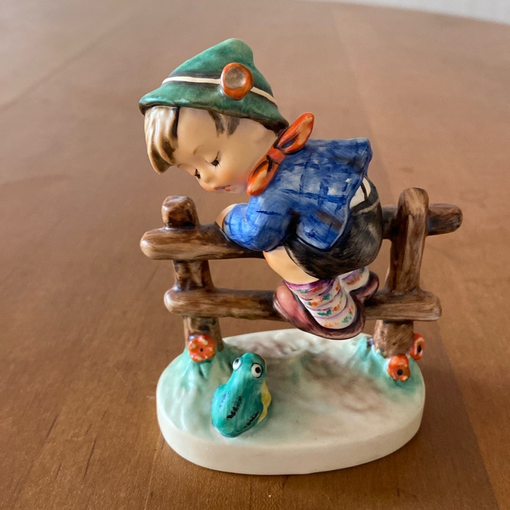 Hummel “Retreat To Safety” Figurine #201 2/0